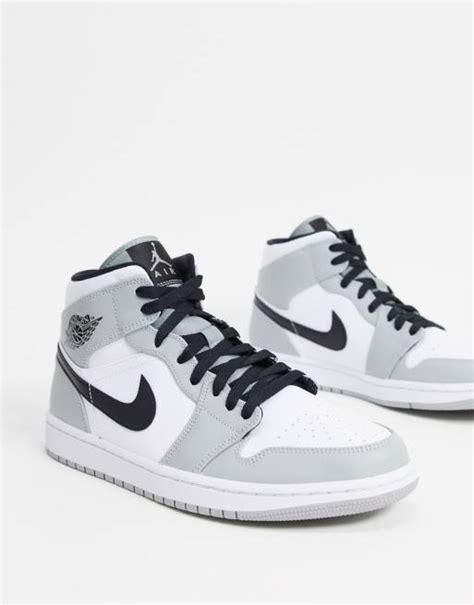 Nike – Air Jordan 1 – Mittelhohe Sneaker in Grau/Weiß 